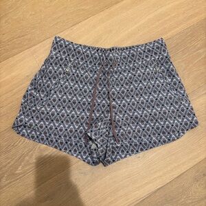 Athleta blue and taupe patterned drawstring shorts with zipper pockets